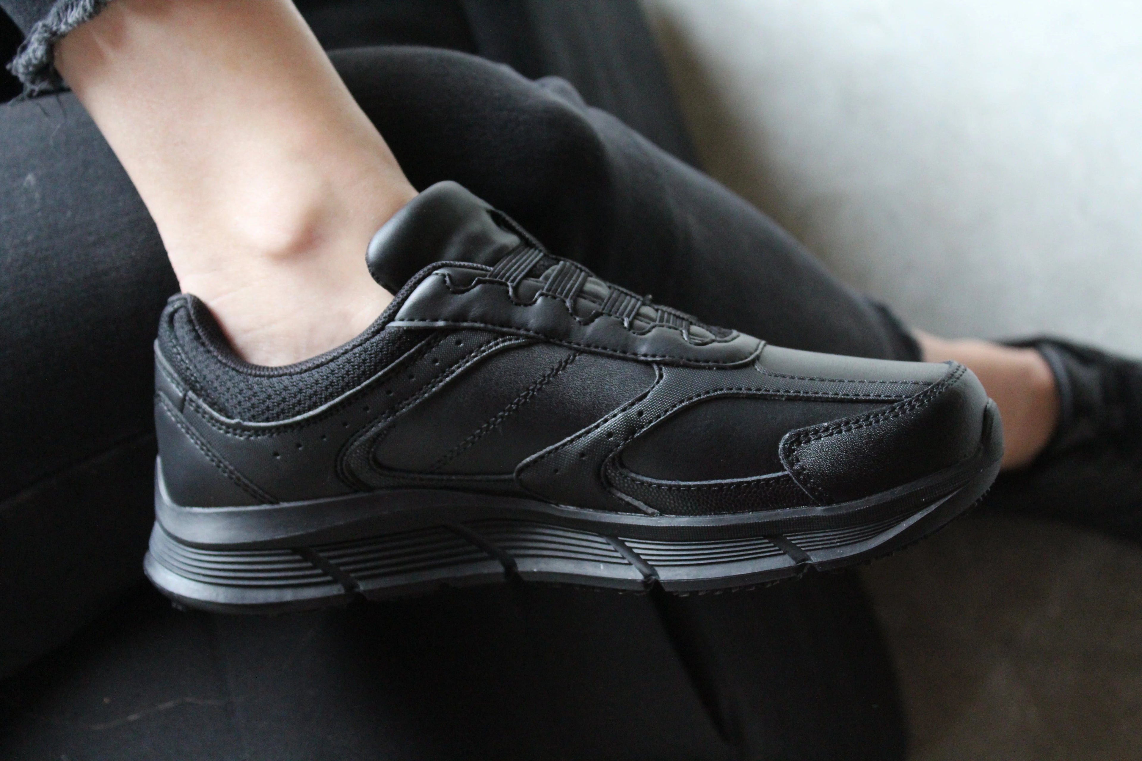 Black Slip Resistant Water Resistant Work Shoes Y218