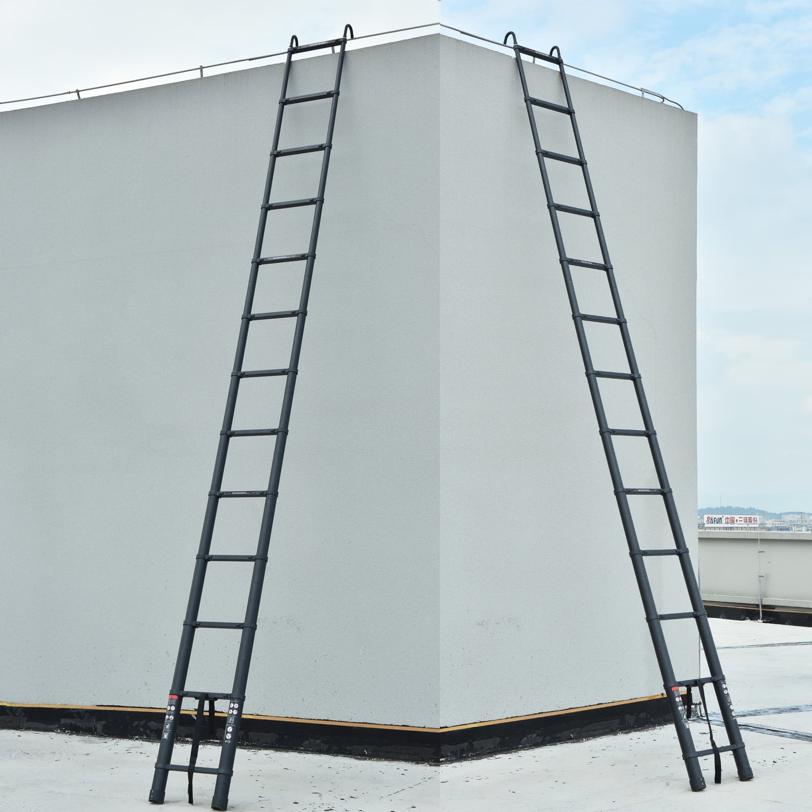 10.5ft Aluminum Extension Ladder with Anti-Slip Rubber Feet P12383